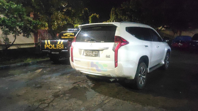 Mobil Dinas Bupati Bojonegoro, saat diamankan di Mapolsek Margomulyo, usai dibawa kabur pencuri. Kamis (21/04/2022) (foto: dok istimewa)
