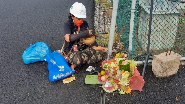Mbak Rara, pawang hujan di Sirkuit Mandalika. Foto: Denny Pribadi