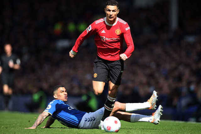 Cristiano Ronaldo dengan pemain Everton Allan saat laga Everton vs Manchester United di Goodison Park, Liverpool, Inggris pada Sabtu (9/4/2022). Foto: Phil Noble/REUTERS