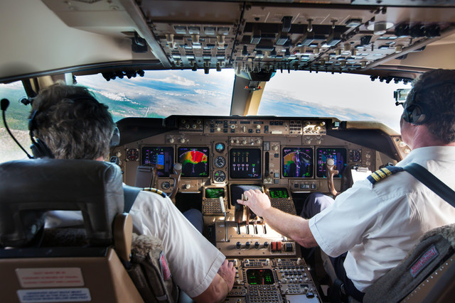 Ilustrasi pilot di kokpit. Foto: Skycolors/Shuttertock