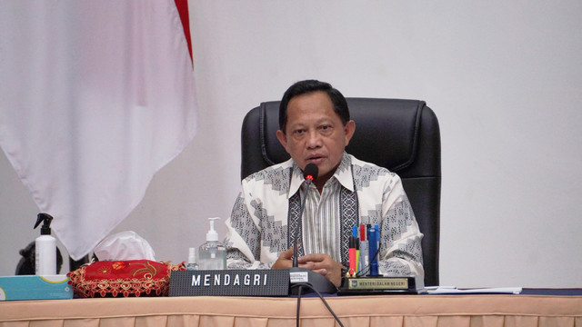 Menteri Dalam Negeri Tito Karnavian saat konferensi pers dan pemberian arahan mengenai hasil Sero Survei Nasional dan Percepatan Vaksinasi bagi Lansia kepada Gubernur seluruh Indonesia di Gedung C Kemendagri, Jakarta, Jumat (18/3/2022). Foto: Jamal Ramadhan/kumparan