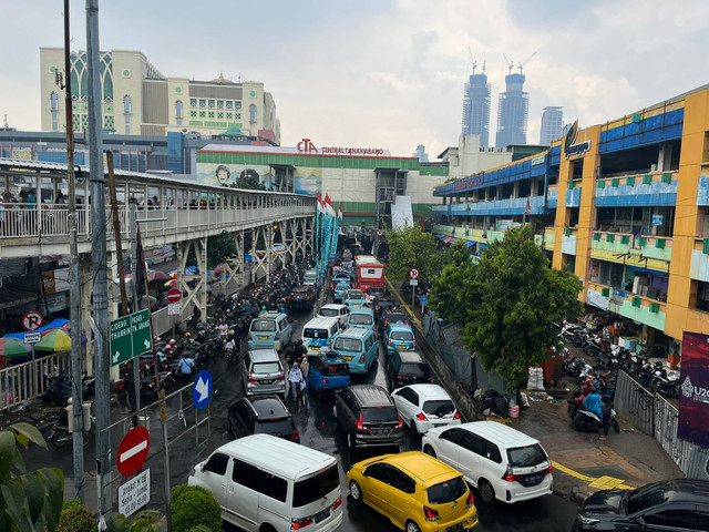 Kemacetan di Pasar Tanah Abang, Jakarta Pusat, Sabtu (30/4). Foto: Haya Syahira/kumparan