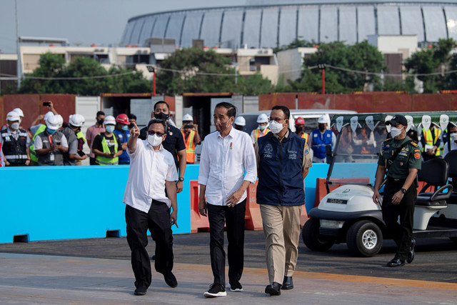 Presiden Joko Widodo didampingi Gubernur DKI Jakarta Anies Baswedan meninjau Sirkuit Jakarta International E-Prix Circuit (JIEC) di kawasan Taman Impian Jaya Ancol, Jakarta, Senin (25/4). Foto: Sigid Kurniawan/ANTARA FOTO