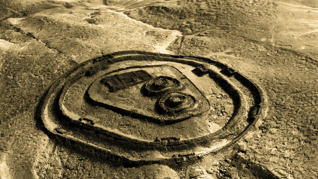 Pemandangan udara dari kuil batu berbenteng di Chankillo di Peru terlihat dalam gambar selebaran tak bertanggal yang dirilis 1 Maret 2007. Foto: REUTERS/Ivan Ghezzi/Handout