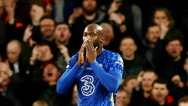 Reaksi Romelu Lukaku dari Chelsea setelah golnya dianulir setelah tinjauan VAR saat hadapi Liverpool di Stadion Wembley, London, Inggris, Minggu (27/2/2022). Foto: David Klein/REUTERS