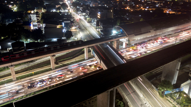 Foto udara sejumlah kendaraan melintas di Tol Jakarta-Cikampek, Jatibening, Bekasi, Jawa Barat, Sabtu (30/4/2022). Foto: Fakhri Hermansyah/ANTARA FOTO