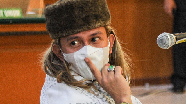 Bahar bin Smith meminta pendukungnya untuk diam, di Pengadilan Negeri Bandung, Jawa Barat pada Selasa (5/4/2022). Foto: Raisan Al Farisi/ANTARA FOTO