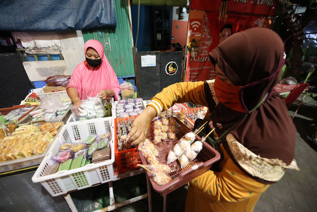 Wisata Kampung Kue Surabaya mampu memproduksi 2 juta kue, dengan total 70 jenis kue basah dan kering. Foto-foto: Diskominfo Surabaya
