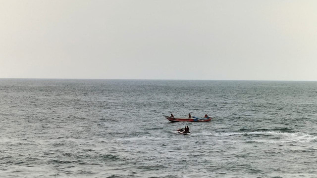 Petugas saat mencari wisatawan yang hilang terseret ombak di Pantai Sadeng, Gunungkidul. Foto: istimewa.