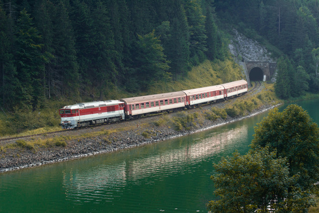 Rute kereta api penataran, Photo by Lukáš Kulla on Unsplash