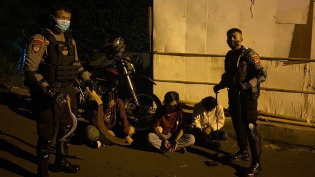 Tim Patroli Perintis Presisi Polres Metro Depok mengamankan geng remaja tawuran di Jalan Siliwangi, Kecamatan Pancoran Mas, Kota Depok. Foto: Dok. Istimewa