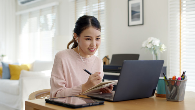 Ilustrasi Libra sedang belajar bahasa asing. Foto: Shutterstock