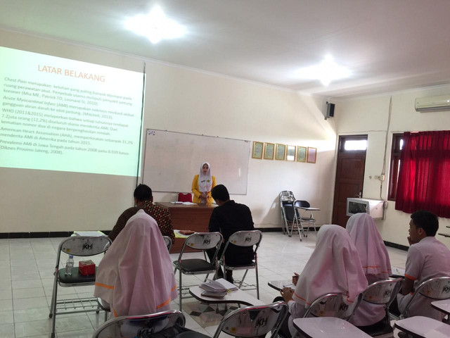 Dosen Spesialis Medikal Bedah "Prima Trisna Aji" ketika menguji skripsi mahasiswa