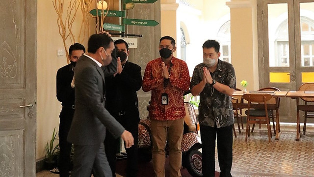 Manajemen Canting Londo Kitchen, Solo memberi salam kepada Presiden Jokowi, Jumat (11/03/2022). FOTO: Dok Canting Londo Kitchen
