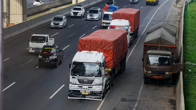 Sejumlah Truk melintasi Tol Jakarta-Cikampek di kawasan Bekasi Barat, Minggu (20/3/2022). Foto: Iqbal Firdaus/kumparan
