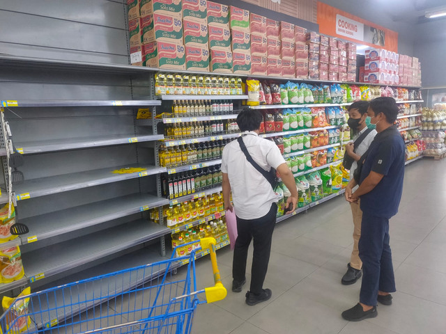 Polisi memantau stok minyak goreng di swalayan di Pontianak. Foto: Dok Polresta Pontianak