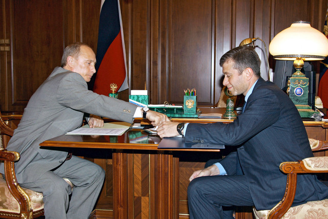 Presiden Rusia Vladimir Putin (kiri) berbicara dengan Roman Abramovich, gubernur wilayah Chukotka, miliarder dan pemilik Chelsea Football Club selama pertemuan mereka di Moskow, 27 Mei 2005. Foto: Vladimir Rodionov / Itar-Tass / AFP