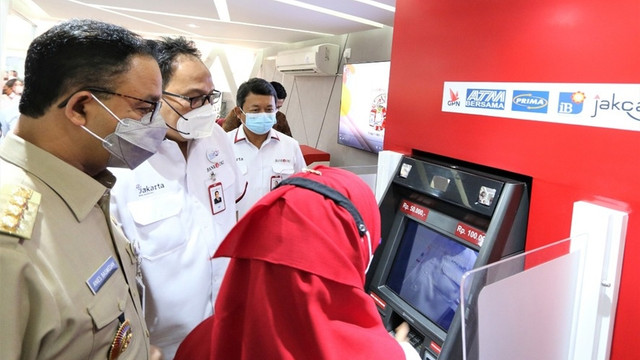 Gubernur DKI Jakarta Anies Baswedan meninjau New Flagship Branch pada Kantor Layanan Bank DKI di Balai Kota Pemprov DKI Jakarta didampingi Direktur Utama Bank DKI, Fidri Arnaldy di Jakarta, (11/4/2022). Foto: Bank DKI