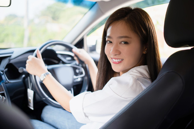 Ilustrasi perempuan di mobil. Foto: Shutterstock