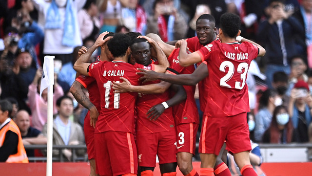 Pemain Liverpool Sadio Mane merayakan mencetak gol ketiga mereka dengan rekan setimnya saat hadapi Manchester City di Stadion Wembley, London, Inggris, Sabtu (16/4/2022). Foto: Action Images via Reuters/Tony Obrien