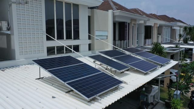 Pelanggan PLTS Atap SolaRUV di area Pakuwon City, Surabaya, berpotensi mendaftarkan dirinya sebagai penerima hibah SEF. Sumber Foto: Rendy via https://www.instagram.com/utomosolaruv/