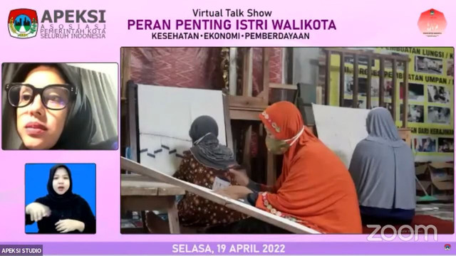 Pemaparan Ketua Dekranasda Kota Kediri, Ferry Silviana memaparkan upaya yang dilakukan Dekranasda bersama Pemkot Kediri untuk mengembangkan UMKM tenun ikat Kota Kediri. 