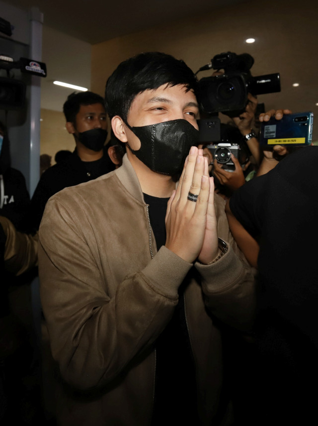 Youtuber Atta Halilintar memenuhi panggilan sebagai saksi terkait kasus trading Quotex tersangka Doni Salmanan di Bareskrim Mabes Polri, Jakarta, Kamis, (17/3/2022). Foto: Agus Apriyanto