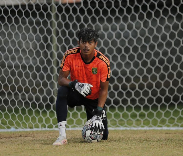 Kiper muda andalan Persebaya Surabaya. Foto: Instagram Andhika Ramadhani