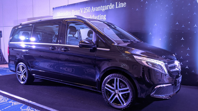 Mercedes-Benz V250 Avantgarde Line resmi mengaspal di Indonesia (20/4/2022). Foto: Sena Pratama/kumparan