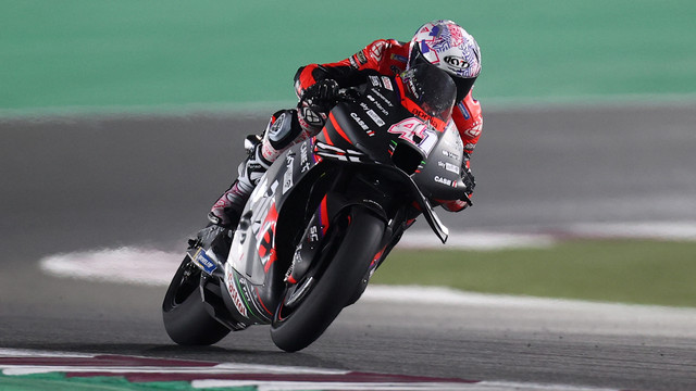 Pembalap Aprilia Racing Team Gresini Aleix Espargaro bersaing selama Moto GP Grand Prix Qatar di Sirkuit Internasional Lusail, di kota Lusail, Minggu (6/3/2022). Foto: KARIM JAAFAR/AFP