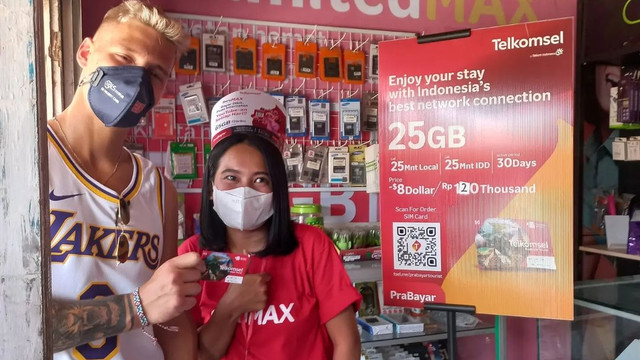 Pembalap MotoGP, Fabio Quartararo, membeli SIM Card Telkomsel di Moonstar Cell. Foto: Instagram/@moonstarcell