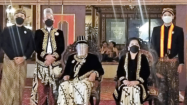 Raja Keraton Solo, PB XIII (duduk kiri), mengikuti Tingalan Dalem Jumenengan di Keraton Solo, Minggu (27/02/2022). FOTO: Tara Wahyu