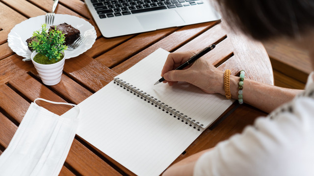 Ilustrasi menulis surat. Foto: plo/shutterstock