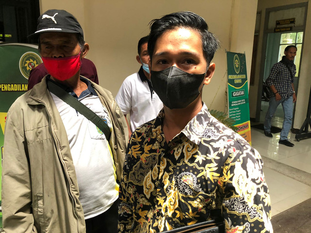 Kiki, keluarga korban pembunuhan satu keluarga di Desa Solam Raya, Kecamatan Sungai Tebelian. (Foto: Yusrizal/Hi! Pontianak)