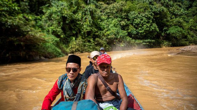 Mawi bersama Tim Smart Patrol Lingkar Inisiatif menyusuri sungai di kawasan Taman Nasional Kerinci Sebelat (TNKS), Musi Rawas Utara (Muratara), Sumatera Selatan. Foto: Nova Wahyudi/Antara Foto