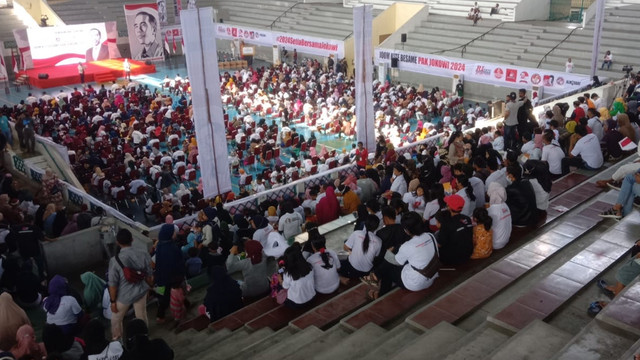 WARGA menghadiri deklarasi 8 relawan menyatakan kesetiannya dukung Jokowi hingga 2024 di GOR Rumbai, Jumat (25/3/2022).