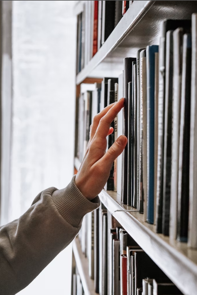 Ilustrasi Hari Buku Nasional yang diperingati setiap 17 Mei. Foto: unsplash.com/guzimak
