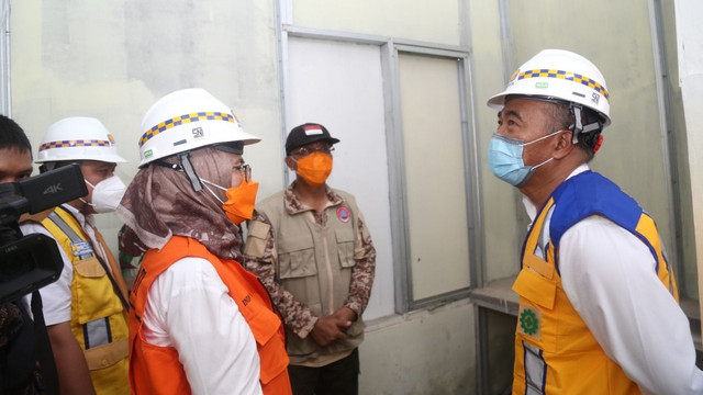 Menko PMK Muhadjir Effendy tinjau lokasi hunian tetap (huntap) dan hunian sementara (huntara) warga terdampak erupsi Gunung Semeru. Foto: Humas Kemenko PMK
