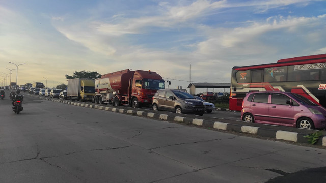 Bus dan mobil pribadi terjebak macet di Karawang arah Cirebon, Jumat (6/5/2022). Foto: Agaton Kenshanahan/kumparan