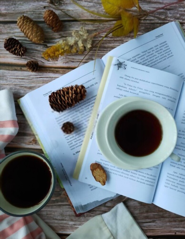 https://www.shutterstock.com/image-photo/batu-pahat-malaysia-2021-books-coffee-2135992711