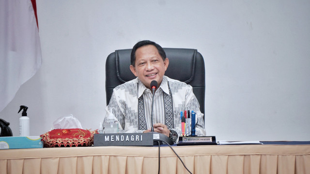 Menteri Dalam Negeri Tito Karnavian saat konferensi pers dan pemberian arahan mengenai hasil Sero Survei Nasional dan Percepatan Vaksinasi bagi Lansia kepada Gubernur seluruh Indonesia di Gedung C Kemendagri, Jakarta, Jumat (18/3/2022). Foto: Jamal Ramadhan/kumparan