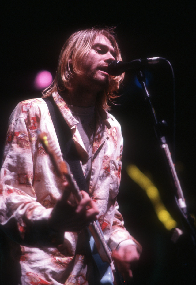 Kurt Cobain memainkan gitar Fender Jaguar-nya selama pesta perilisan "Nevermind" Nirvana pada 16 September 1991. Foto: Charles Peterson/Getty Images