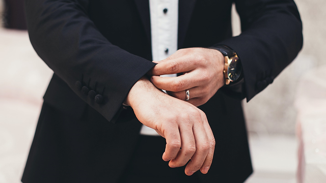 Perbedaan Tuxedo dan Jas. Foto: unsplash