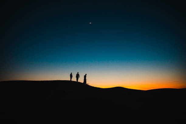 kata mutiara sahabat nabi. sumber foto: unsplash/orang berjalan di bukit pasir