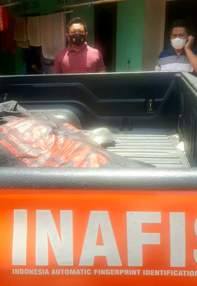 Petugas kepolisian saat mengevakuasi jenazah mahasiswi tersebut. (ist)