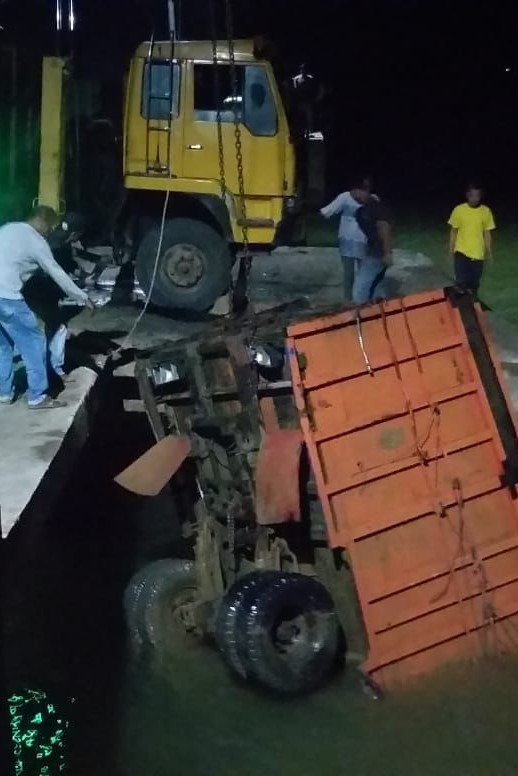 Truk yang tercebur ke laut di Pelabuhan Penyeberangan Meulaboh, Kecamatan Samatiga, Aceh Barat, berhasil dievakuasi pada Sabtu (9/4) dini hari. Foto: dok. acehkini