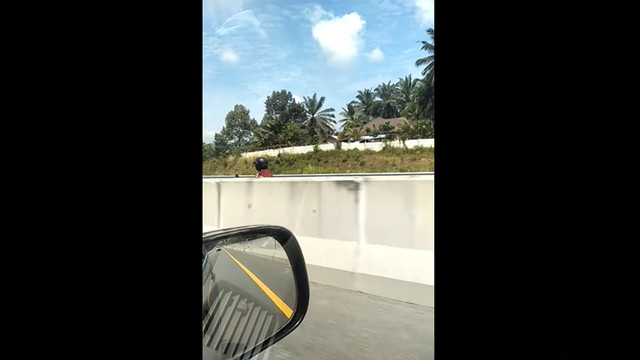 TANGKAPAN layar seorang emak-emak mengendarai sepeda motor masuk jalan tol Pekanbaru-Dumai dan melawan arus, Selasa (26/4/2022). 