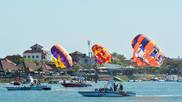 Ilustrasi parasailing di Nusa Dua, Bali. Foto: Adi Dharmawan/Shutterstock