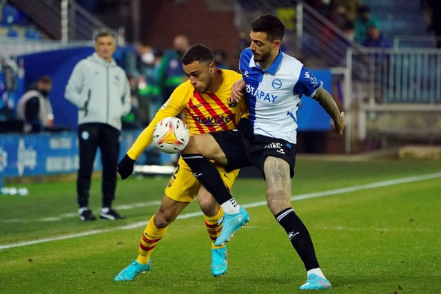 Pemain FC Barcelona Sergino Dest berusaha melewati pemain Deportivo Alaves pada pertandingan lanjutan Liga Spanyol di Estadio Mendizorroza, Vitoria-Gasteiz, Spanyo, Senin (24/1/2022).  Foto: Vincent West/REUTERS