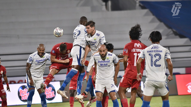 Pertandingan Liga 1 antara Persija melawan Persib di Stadion Kapten I Wayan Dipta Gianyar Bali, Selasa (1/3/2022). Foto: ligaindonesiabaru.com